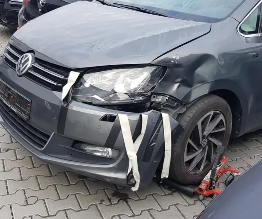 Frontschaden nach Unfall – Schadensgutachten durch CR Kfz-Sachverständige